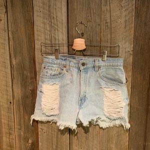 Distressed Levi’s 550 Jean shorts